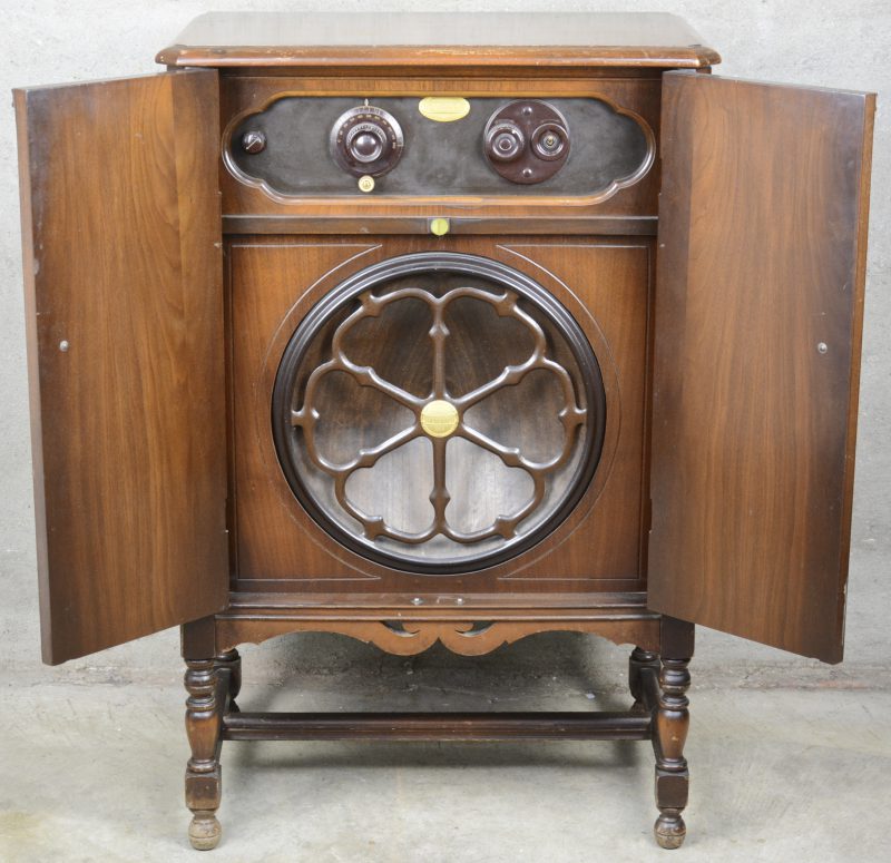 Een oude radio, model E, in houten meubel. Omstreeks 1928.