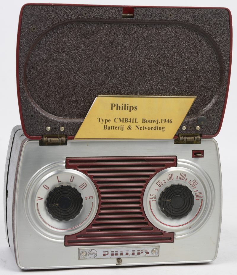 Een oude draagbare radio in kast van metaal en kunststof op batterij of netstroom. Type CMB41L. Bouwjaar 1946.