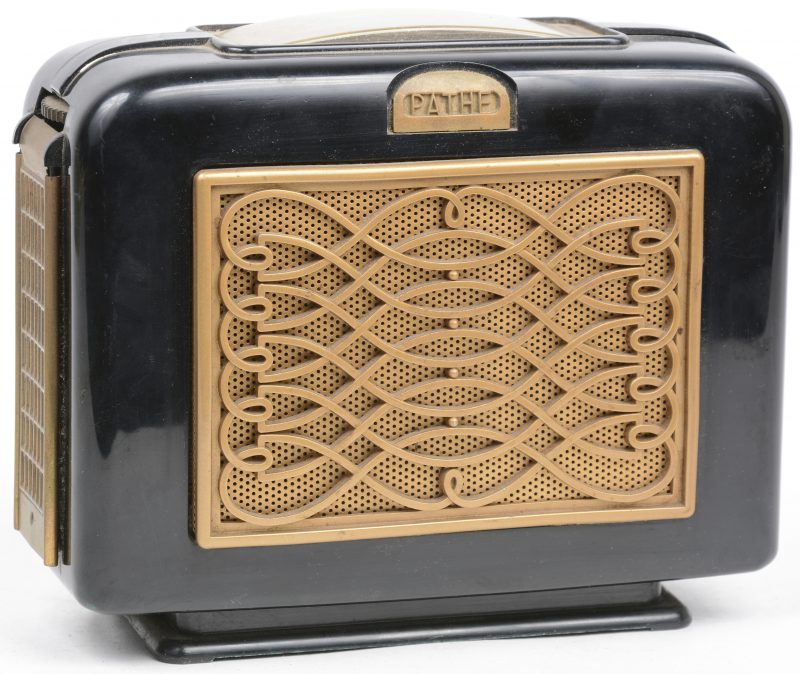 Een kleine radio van kunststof. Type 451. Bouwjaar 1951/1952.