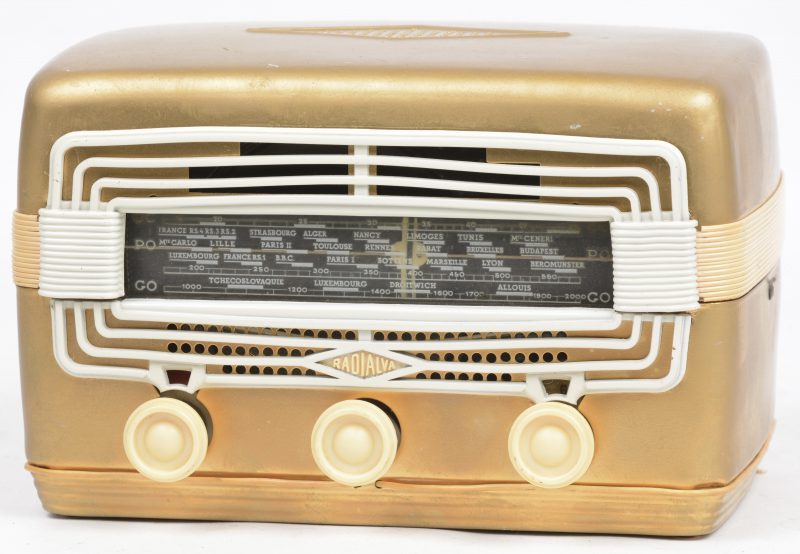 Een oude radio van metaal en kunststof. Jaren ‘50.