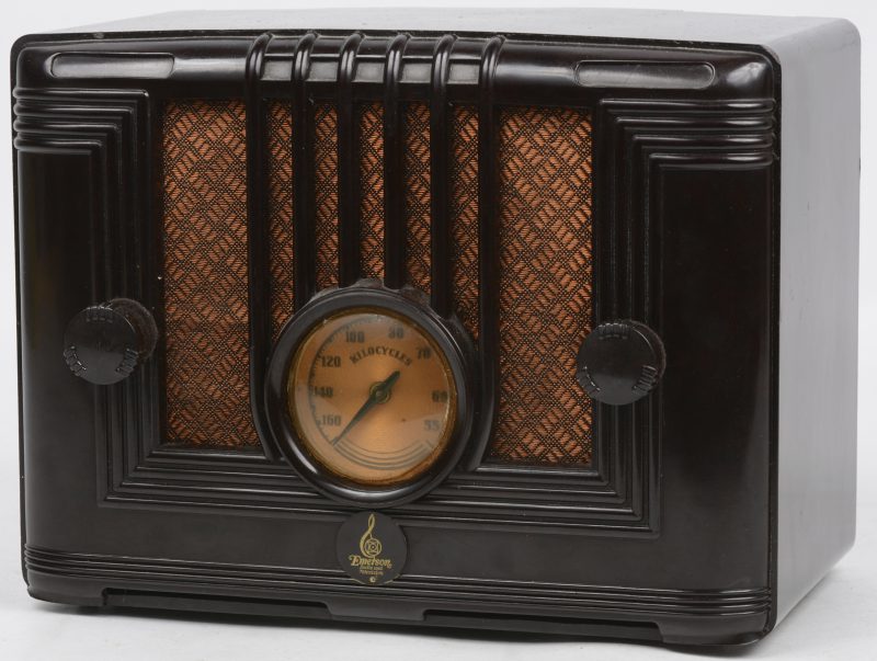 Een oude radio in bakelieten kast. Type 126/199. Bouwjaar 1936(?).
