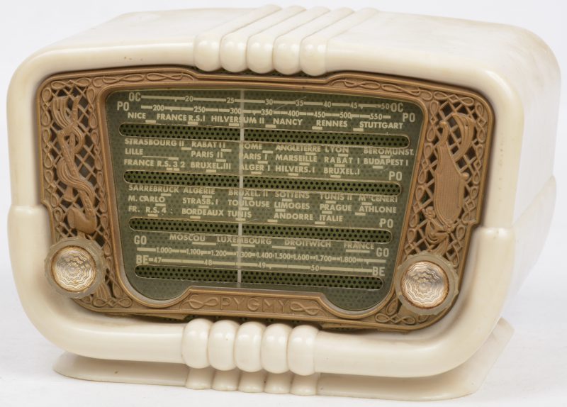 Een oude radio in ivoorwitte kunststof kast. Model ‘Nain’. 1951.
