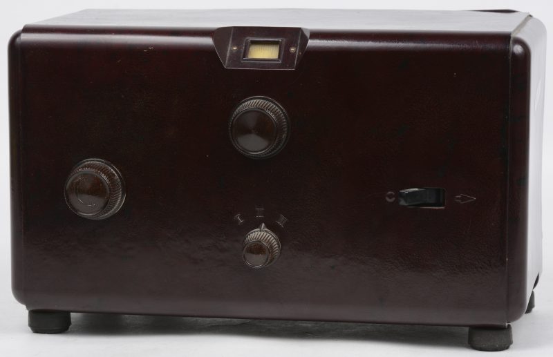 Een oude bakelieten radio. Type 2517. Bouwjaar 1931. Achterwand los en licht beschadigd.