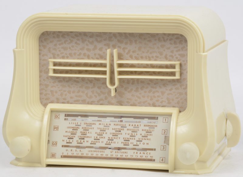 Een oude kunststoffen radio. Model L2323. Bouwjaar 1953.