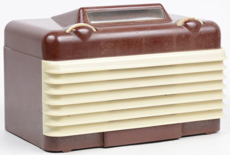 Een oude bakelieten radio. Eind jaren ‘40. Zonder bodem.