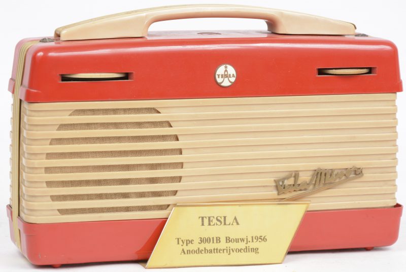 Een draagbare radio van kunststof op batterijen. Type 3001B. Bouwjaar 1956.