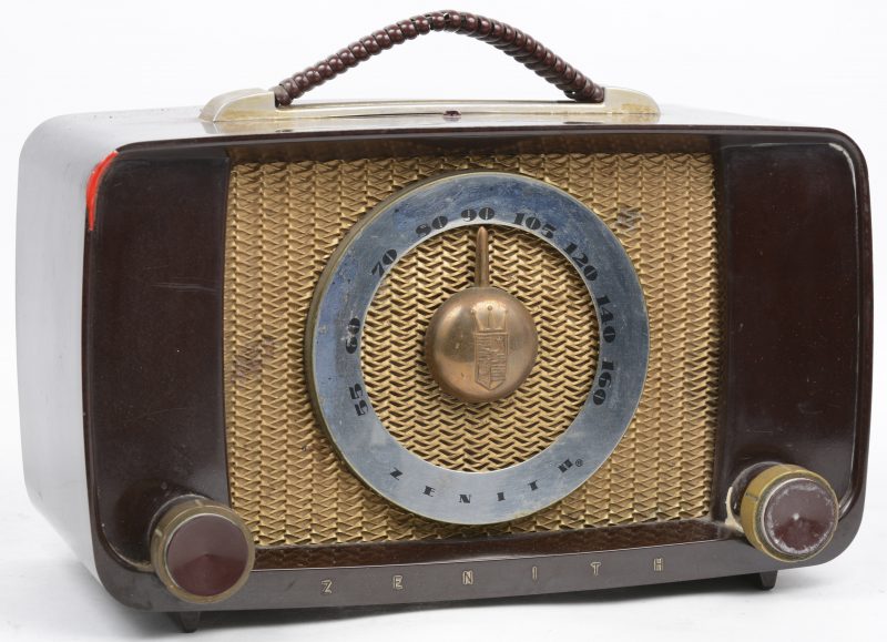 Een oude radio in bakelieten kast.