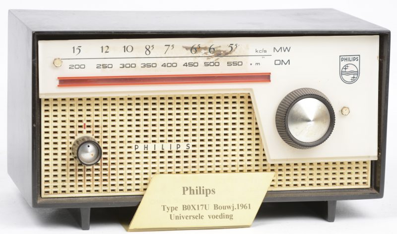 Een oude radio van kunststof. Type BOX17U. Bouwjaar 1961.