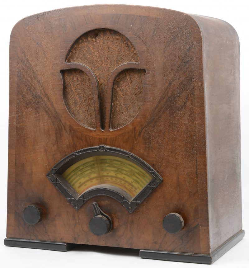 Een oude radio in houten kast. Eind jaren ‘20.