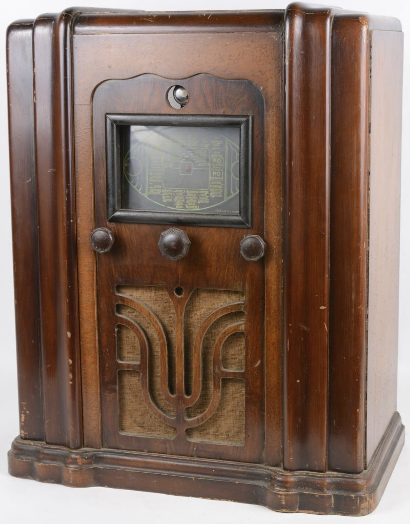Een oude radio in houten kast. Jaren ‘20.