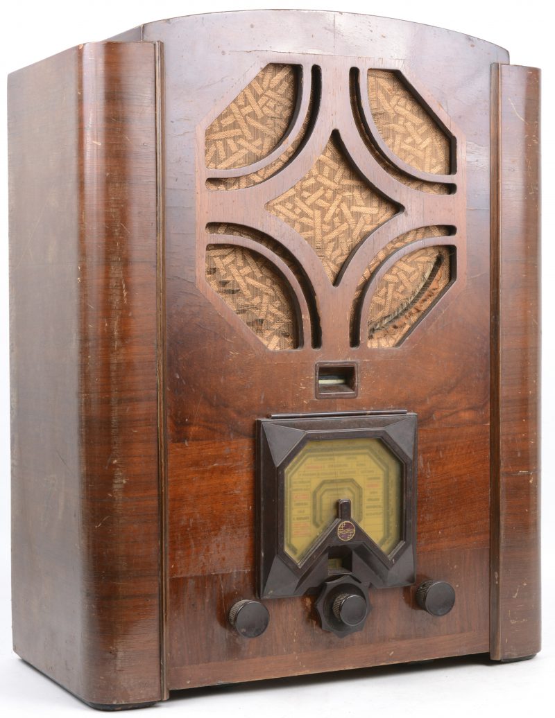 Een oude radio in houten kast. Type 640A. Bouwjaar 1934.