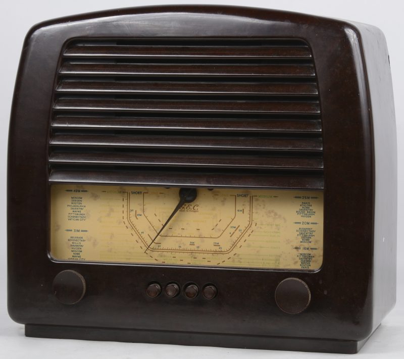 Een radio in bakelieten kast. Type BC4650. Bouwjaar 1946.