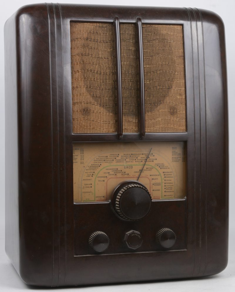 Een radio in bakelieten kast. Type A.W.70. Bouwjaar 1939.