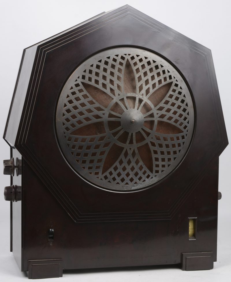 Een oude bakelieten radio. Type 2634. Bouwjaar: 1930.