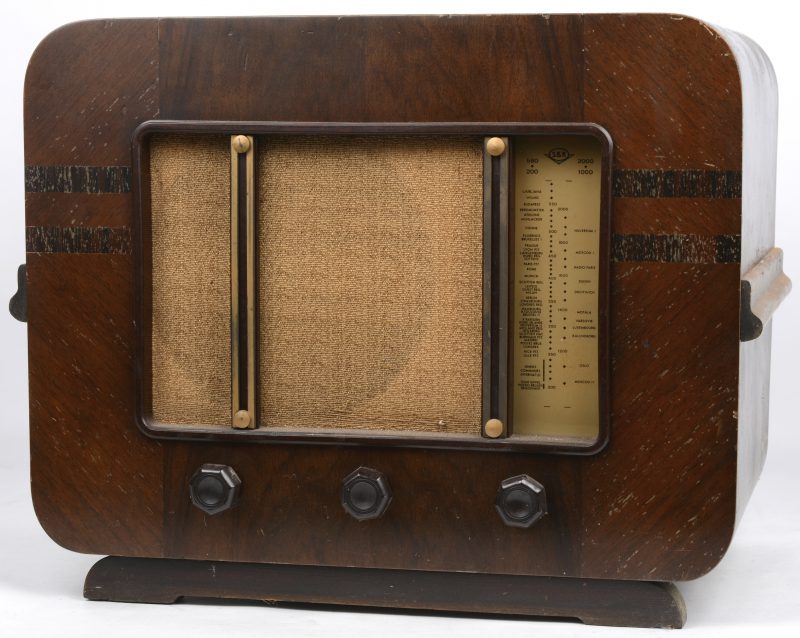 Een ‘Super Ondolina’ radio in houten kast. Type 374A. Bouwjaar 1936.