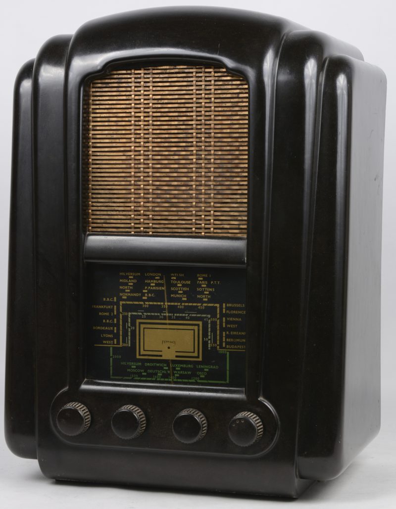 Een oude bakelieten radio. Type 145E. Bouwjaar 1945.