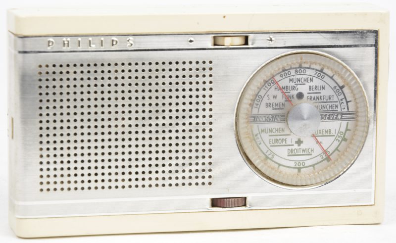 Een draagbare radio van kunststof. Model ‘transistor seven’, 1961.