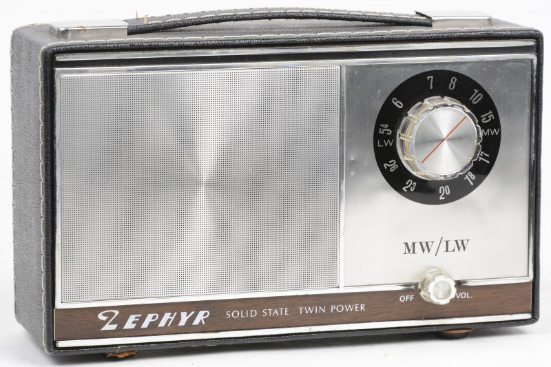 Een draagbare radio op batterijen en netstroom. Jaren ‘60.