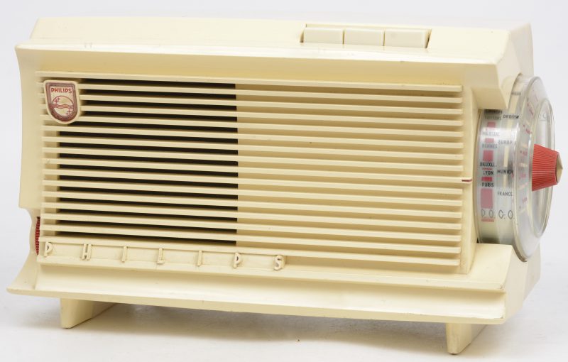 Een oude kunststof radio. 1958.