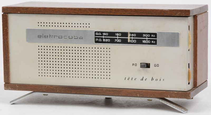 Een kleine radio in houten kast. Model ‘Tëte de bois’, jaren ‘60.