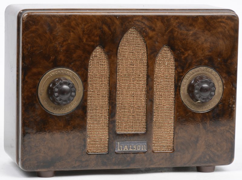 Een oude radio in metalen kast.
