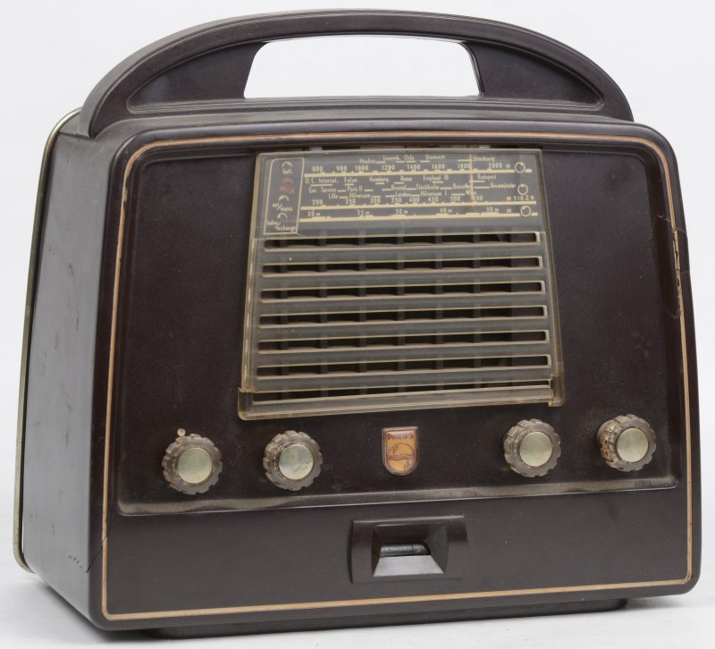 Een draagbare bakelieten radio. Type LX444AB. 1954. Barst