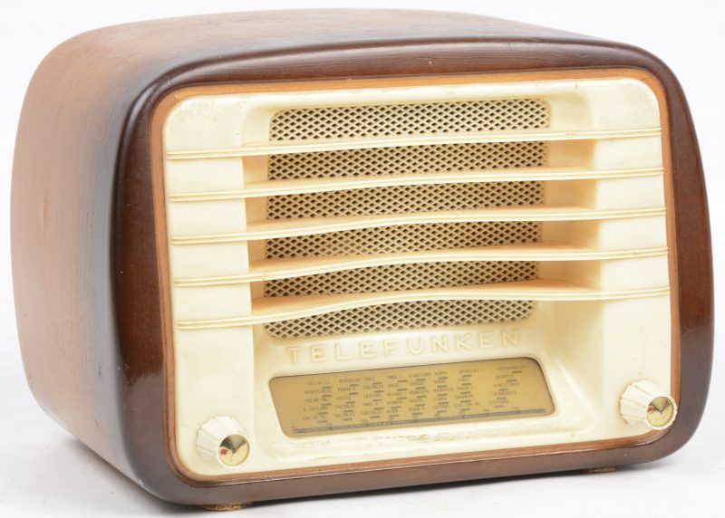 Een oude houten radio. Jubileummodel ‘Mignonette Baby’. 1953.