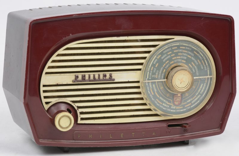 Een kunststof radio. Type B1F03U. 1955.
