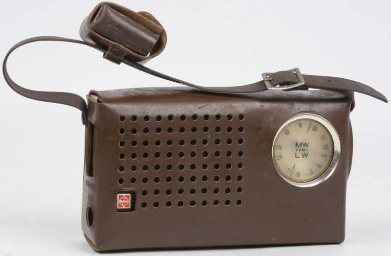 Een draagbare radio in tas.
