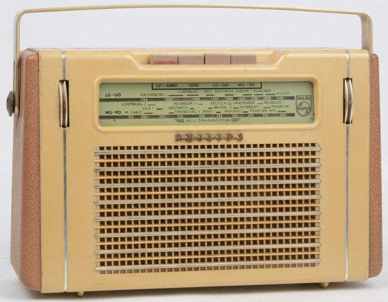 Een draagbare kunststof radio. Jaren ‘60.