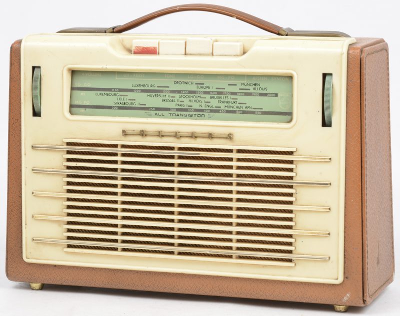 Een draagbare kunststof radio. Jaren ‘60.