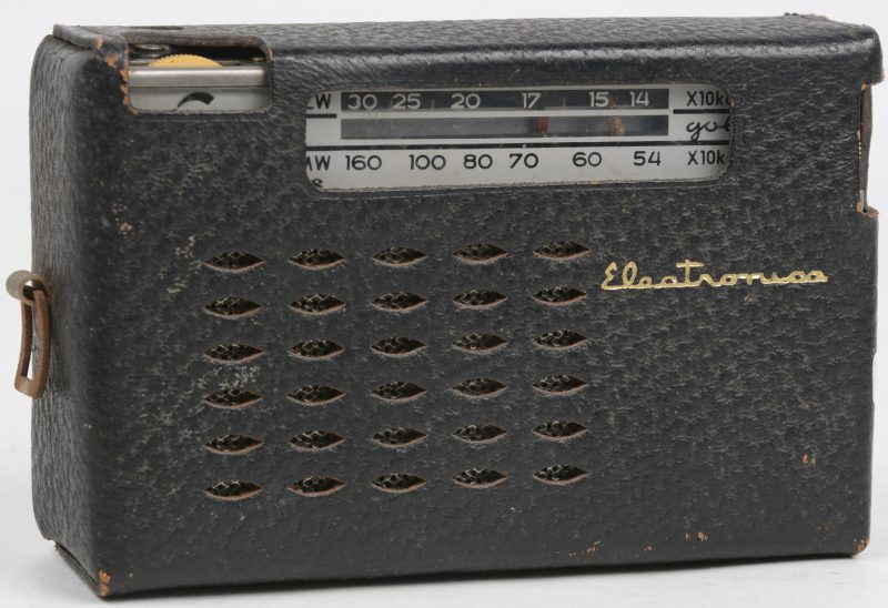Een draagbare radio in tas. Model ‘Gold star’