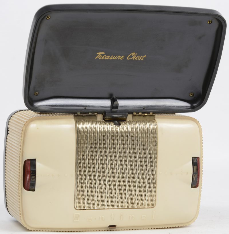 Een reisradio in tweekleurig kunststof. Model 286PR ‘Treasure chest’. 1947.