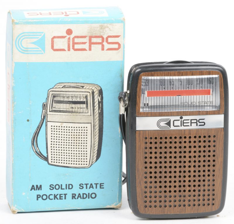 Een draagbare radio. Model OIC-666. In originele doos.
