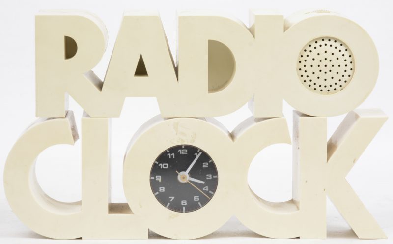 Een radio in de vorm van het woord ‘radio’ en een klok in de vorm van het woord ‘clock’.
