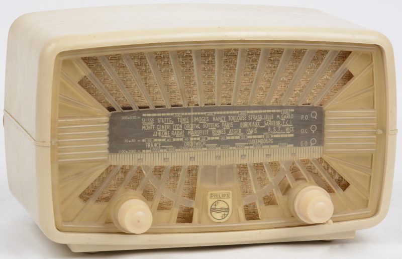 Een kunststof radio. Type BF101U. Bouwjaar 1950.