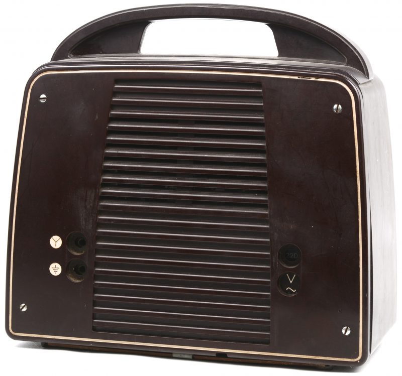 Een draagbare radio in bakelieten kast. Type LX422AB. Bouwjaar 1954.