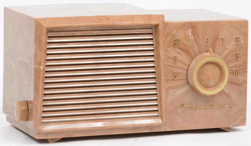 Een kunststof radio. Type GSE1622A. Bouwjaar 1950.