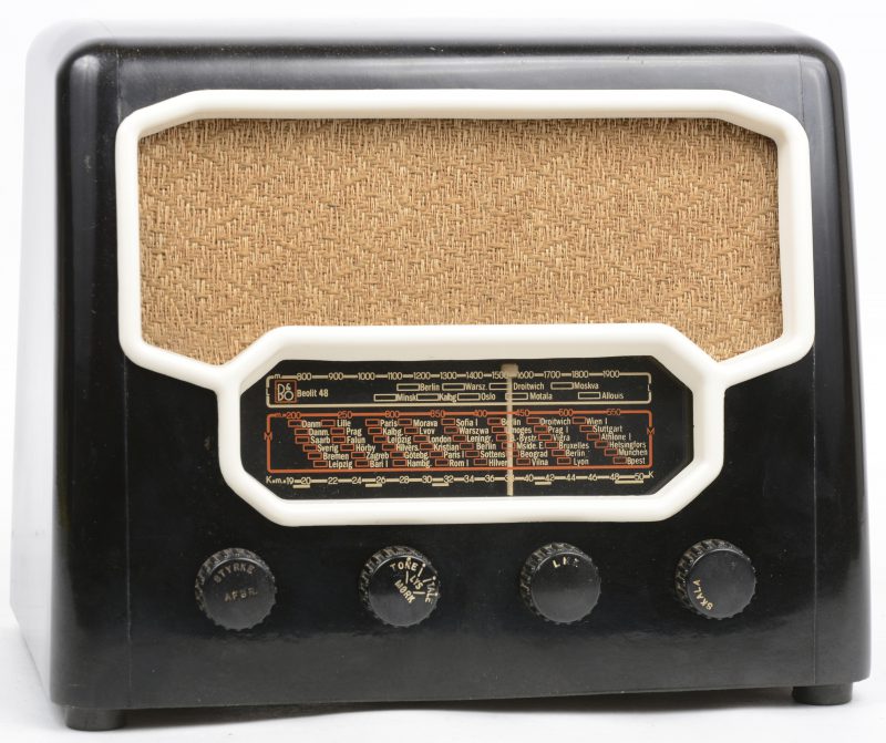 Een oude bakelieten radio. Model Beolit 48, 1947.