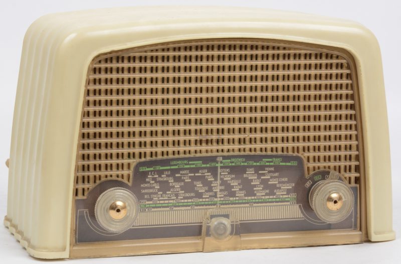Een oude kunststof radio. Type BF121U. 1952.