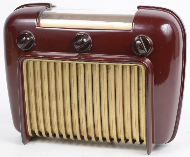 Een bakelieten radio. Eind jaren ‘40.
