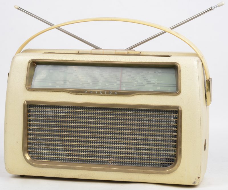 Een draagbare radio in beklede houten kast. Jaren ‘50.