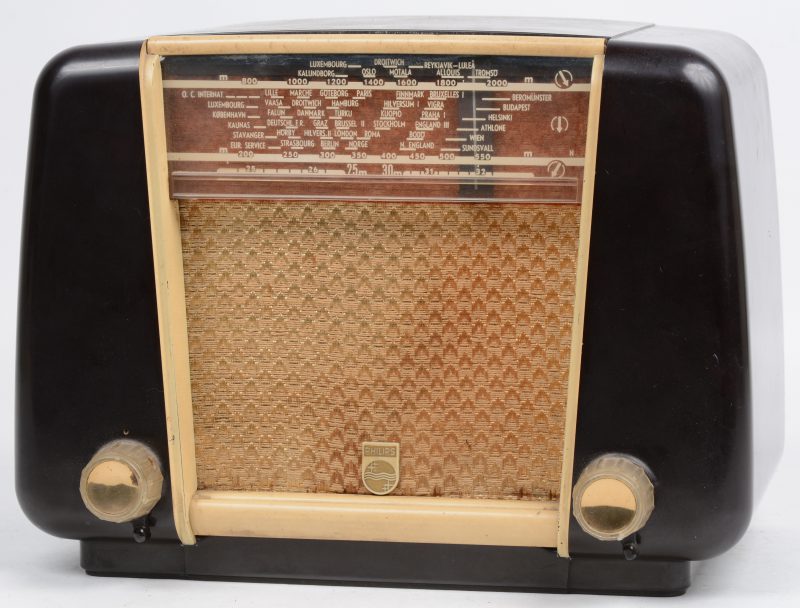 Een oude radio in bakelieten kast. Type BX300U. Bouwjaar 1950.