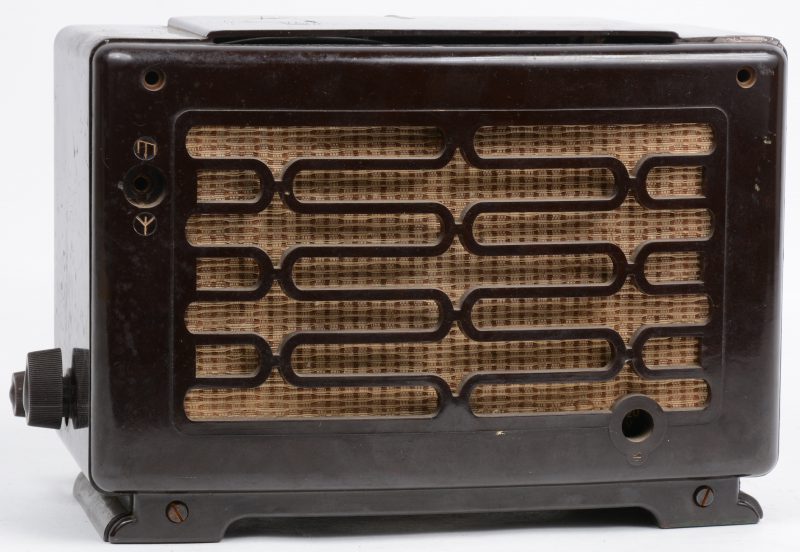 Een oude radio in bakelieten kast. Type S104 U.