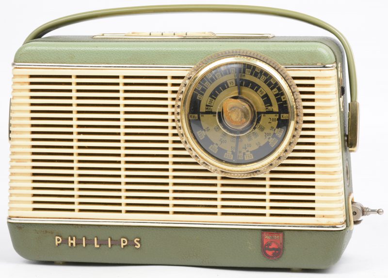 Een oude draagbare radio. Jaren ‘50.