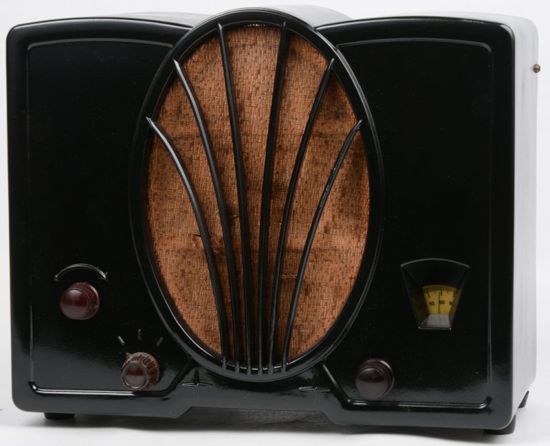 Een oude radio in bakelieten kast. Type 964AS. Bouwjaar 1933.
