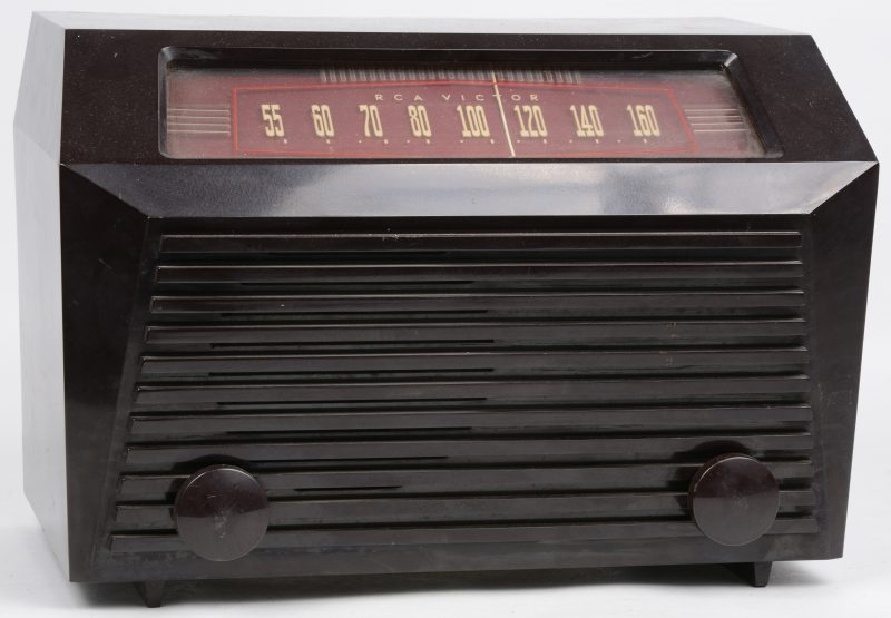 Een oude radio in bakelieten kast. Model ‘Victor’, type 9-X-641. Bouwjaar 1950.