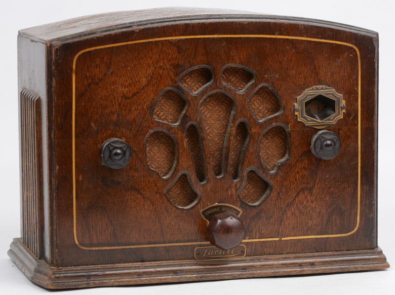 Een oude radio in houten kast. Gebouwd voor ‘Katzenstein & Keene, inc., New York City. Bouwjaar 1934.