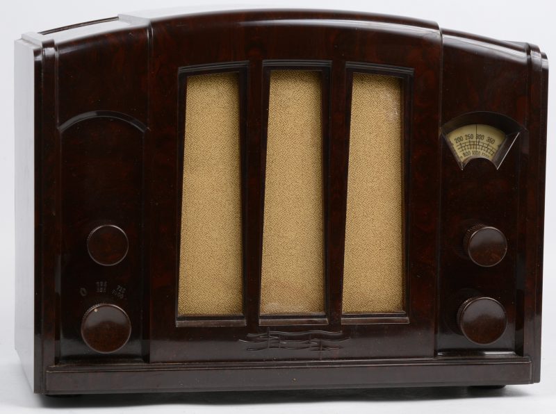 Een oude radio in bakelieten kast. Type 940 A. Zweedse import, jaren ‘30.