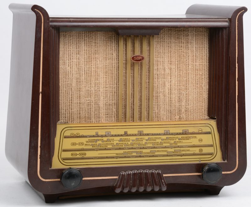 Een oude radio in bakelieten kast. Type 641A Harp. Bouwjaar 1951.